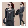 Traje Deportivo Otoño/Invierno 2026 para Mamás, Sudadera Chaleco Casual de Bloques de Color Moderna y Elegante Conjunto de Tres Piezas para Mujer para Exportación