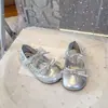 Zapatos pequeños de cuero para niña con dulce encaje de lazo y diseño hueco, zapatos de princesa de suela blanda, nuevos zapatos individuales tejidos estilo Chanel para niños