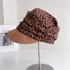 Gorra de Hípica Plisada Retro con Estampado de Leopardo Europeo y Americano para Mujer, Estilo de Nicho Otoño e Invierno, Gorra de Boina Versátil que Hace que la Cara Parezca Más Pequeña