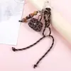 Porta-moedas de couro fofo e compacto, pingente de chaveiro com estampa de leopardo, cordão trançado e contas, acessório de bolsa