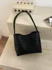 Bolsa transfronteiriça de alta qualidade com padrão trançado para mulheres, novo design de nicho da moda 2026, bolsa de ombro e de ombro versátil e elegante