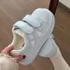 Sapatos Novos Femininos Primavera 2026 Sol Macio Estilo Coreano Versátil Velcro Pão Casual Sol Grosso Tênis Esportivo Sapatos Brancos