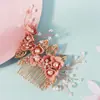 Accesorio para el Cabello de Novia Estilo Coreano con Tela Rosa Dulce, Flores Eternas y Peine de Perlas para Bodas, Damas de Honor y Niñas de las Flores