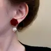 Clip de Oreja de Perla de Camelia Pendientes Rojos de Rosa de Año Nuevo Clavos Temperamento de Celebridad de Internet Francesa Pendientes Nuevos de Primavera y Verano