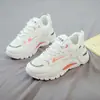 Zapatos de verano para mujer, nuevos zapatos de malla transpirable, zapatos blancos combinables de estilo coreano para mujer, zapatillas de suela gruesa, zapatos casuales tipo Torre