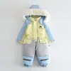 Traje de Neve Infantil Peça Única com Capuz Forrado de Fleece Espesso, Cintura Elástica, Blocos de Cor, Estilo Novo Inverno 2026, Roupas para Exterior