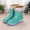 Botas de lluvia altas para mujer con suelas de goma, zapatos cálidos impermeables antideslizantes de media caña, zapatos de goma, cubrebotas para uso en el trabajo, la cocina y el mercado