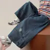 Nuevos jeans rectos rasgados de otoño para niños 2026 Versión coreana ropa infantil para niñas pantalones anchos de escuela venta al por mayor