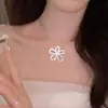 Collar colgante de flor nuevo de diseño único transfronterizo para mujer, cadena de titanio con circonita microincrustada de lujo ligero, gargantilla para clavícula