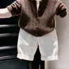 Conjunto de dos piezas para niño estilo coreano, nuevo para otoño e invierno 2026: suéter marrón con cárdigan de punto trenzado y pantalones casuales blancos para niños