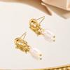 Joyería transfronteriza Lujo de entrada francés Acero de titanio Pequeños aretes de perlas estilo Chanel 18k Aretes de perlas con nudo Sentido de alta gama para mujer