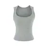 Camiseta de tirantes básica minimalista para el trabajo con cuello en U grande, tirantes finos y diseño sin mangas