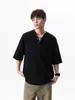 Estilo Old Money Camiseta de Verano Nueva para Hombre, Manga Corta, Cuello Henry, Textura Suelta de Alta Gama, Rayas, Cuello en V, Versátil, Manga Media