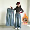 Calça Jeans Forrada com Fleece para Meninas 2026 Novidades de Inverno Calça Wide Leg com Bordado de Coração Calça Longa Quente de Fleece Infantil Tamanho Médio e Grande