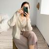 Miyake Tops Elegantes para Mujer Aspecto Adelgazante Ropa de Primavera y Otoño Nuevo Diseño de Cuello en V Tejido de Punto de Nicho Camiseta Camiseta Interior