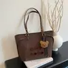 Bolsa de Ombro Feminina Retro com Letras para o Outono e Inverno 2026 Nova Moda de Alto Padrão Bolsa Tote de Grande Capacidade