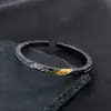 Pulseira Chama Fluida Negra Yu Hong, Estilo Minimalista Único, Bracelete Aberto com Textura Dourada, Design Sólido, Venda Direta do Fabricante