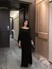 Conjunto de vestido y cobertura Tencel de tacto fresco, elegante conjunto de dos piezas en color canela y color liso de lana negra