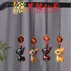 Um Pequeno Pingente de Chaveiro de Veado Feito de Sândalo com um Pingente de Carro da Marca de Segurança Maçã, e um Pingente de Corrente de Celular de Veado de Madeira de Yiming Xianyuan
