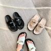 2026 Nova Fivela Clássica Réplica Chinelo de Solado Grosso Casual Tamanho Grande para Mulheres para Uso Casual ao Ar Livre no Verão