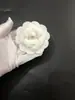 Todos los 7.2cm flor blanca estilo Chanel flor de camelia pegatinas para joyería bolsa de embalaje corsage pinza para el pelo base de flor más hebilla de pin de pecho de doble propósito