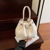 Bolsa Balde Embossada Estilo Chinês Novo Design de Nicho com Cordão Bolsa de Ombro Feminina Versátil Bolsa Transversal de Corrente para Passeio