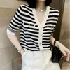 Cardigã de malha listrado color-blocking de manga curta com aba de bolso com botão de metal 2026 Verão Feminino Trabalho Pesado