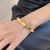 Nova moda V-shaped pulseira lisa de aço titânio feminina nicho personalidade estilo luxo leve pulseira com fecho pulseira joias atacado