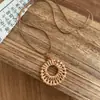 Nuevo collar colgante vintage de resina de estilo étnico chino en color marrón para mujer, con cordón y accesorios de cadena para la clavícula, nuevo modelo 2026