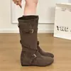 Hebilla Moda Casual Europea Americana Punta Redonda Botas Altas de Otoño Gamuza Plisado Mujer Retro Aumento de Altura Interior Estilo Coreano Nuevo 2026