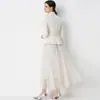 Foto Real de un Conjunto de Blazer de Manga Larga de Alta Gama Inspirado en Chanel con Falda de Malla y Cinturón Incluido