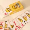 Una variedad de interesantes cartas de juego de papel de tamaño pequeño y mini juego de mesa