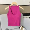 Camiseta sin mangas sexy de cuello U grande con espalda racer, copas fijas, tirantes finos de punto acanalado, capa interior para un cutis más claro y cobertura lateral del busto.