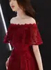 Vestido de noche para mujer 2026 modelo nuevo en color burdeos, con diseño corto al frente y largo atrás, strapless, elegante y estilizado, adecuado para mujeres petite como vestido de brindis