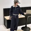 Conjunto de Moletom Esportivo Falso Duas Peças Estilo Coreano para Meninas Coleção Outono 2026 Conjunto Casual Casual com Zíper e Capuz para Crianças Tamanhos Médio e Grande