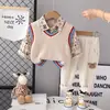 Ropa Infantil Chaleco Suéter Traje de Tres Piezas Niños Cuello Corazón de Melocotón Chaleco Camisa Pantalones Traje Fabricante Mayorista