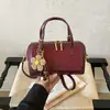 Transfronterizo 2026 Nuevo Modelo Lujo Ligero Estilo Old Money Portátil Patrón Tejido Bolso Bowling Bolso Cruzado para Mujer Nicho Bolso Almohada Boston