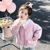 Chaqueta de Cuero con Cuello de Encaje Estilo Coreano para Niñas con Forro de Terciopelo Grueso Ropa de Abrigo Otoño Invierno 2026 Nueva Moda Infantil Top Espeso para Niña Pequeña