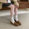 Coleção Nova Primavera 2026: Sapatos de Vovó Tendência com Fivela de Camélia em Metal e Solado Macio Mocassins Femininos