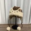 Novo Chapéu Lei Feng de Pelúcia para Outono e Inverno com Proteção para as Orelhas para Mulheres, Espessado e Quente, Gorro que Afina o Rosto, Chapéu Pulôver à Prova de Frio para Exterior