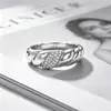 Anillo Geométrico Pesado Versátil de Moda Exquisito Yanbai Hilo Retorcido Oro Plata Envuelto Anillo de Dedo de Lujo Ligero para el Viaje Diseño tk