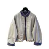 Nuevo diseño 2026, chaqueta de mezclilla patchwork elegante y única para mujer, corte holgado, cuello alto, estilo chaqueta de béisbol, versátil para primavera