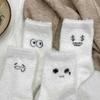 Calcetines Blancos para Mujer Otoño e Invierno Calcetines de Media Caña Lindos Japoneses Ins Modernos Gruesos Cálidos Peludos