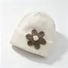 Gorro de lana floral tridimensional, gorro de punto moderno y versátil, gorro cálido y protector para los oídos para otoño e invierno, gorro fresco y dulce para mujer