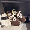 Novos tênis Cortez retrô de nicho com sola reta, tênis de treino alemães versáteis e modernos para mulheres, sapatos casuais confortáveis para o outono de 2026 em marrom