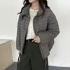 Chamarra de Plumas Acolchada para Mujer Corta Cuello Alto 2026 Otoño Invierno Estilo Coreano Cordón Ligera Petite 90 Chamarra de Plumas de Pato Blanca