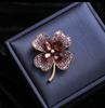 Broche de flores de cuatro hojas de lujo, ligero y de alta gama, elegante y combinable con todo, para chaqueta de traje.