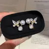 Pinza de Oreja de Mariposa de Perla y Circonita de Flor Blanca Salvaje para Mujer Sin Lóbulo Perforado, Joyería de Clip de Oreja de Lujo Ligero de Gama Alta para Mujer