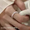 Anel Plissado Texturizado Minimalista para Mulheres, Design de Nicho com Sensação de Luxo, Anel Aberto, Joia Versátil e Elegante para o Dia a Dia