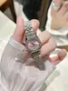 El nuevo modelo de AIMANA, el mismo reloj que usa la Emperatriz de Occidente, en azul hielo, es un reloj de cuarzo de lujo ligero de nicho para mujer, disponible para venta al por mayor
